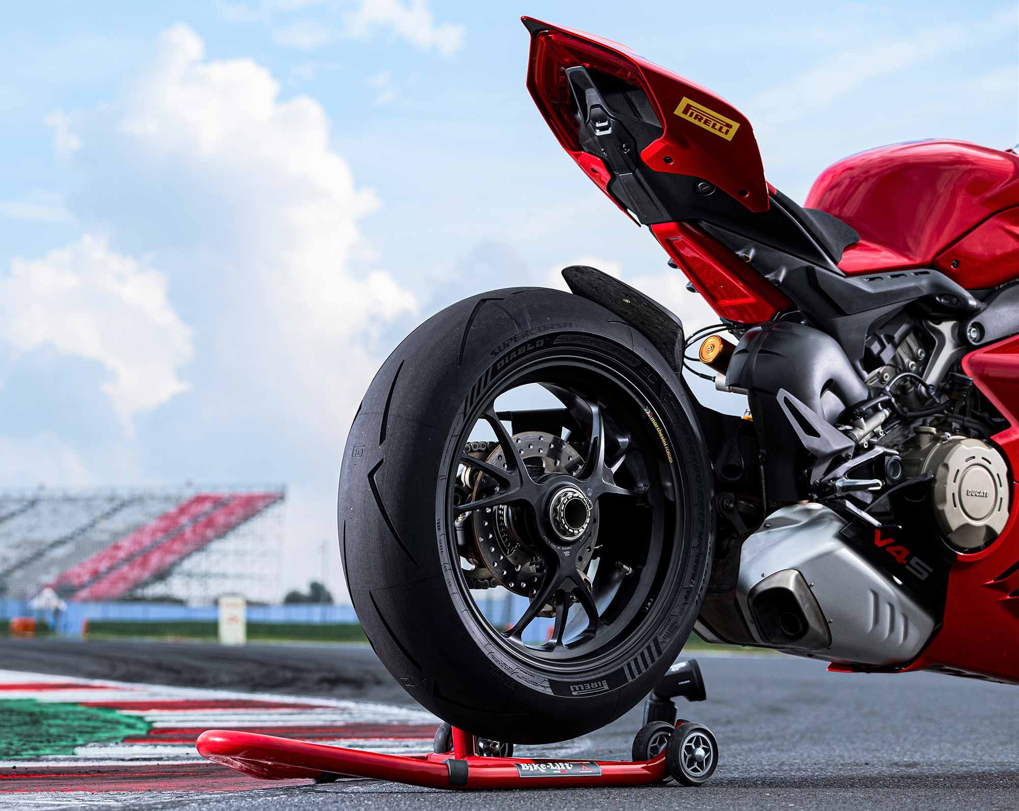 Pirelli a mis à profit des décennies d'expérience en course World Superbike pour développer ses derniers pneus sport Diablo Supercorsa.