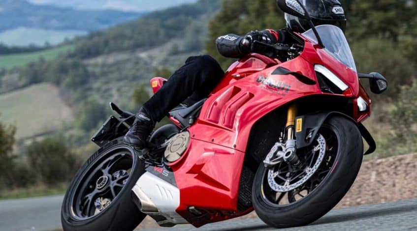 Moto Pirelli lance les pneus Diablo Supercorsa Sport de derniere 1024x768 1