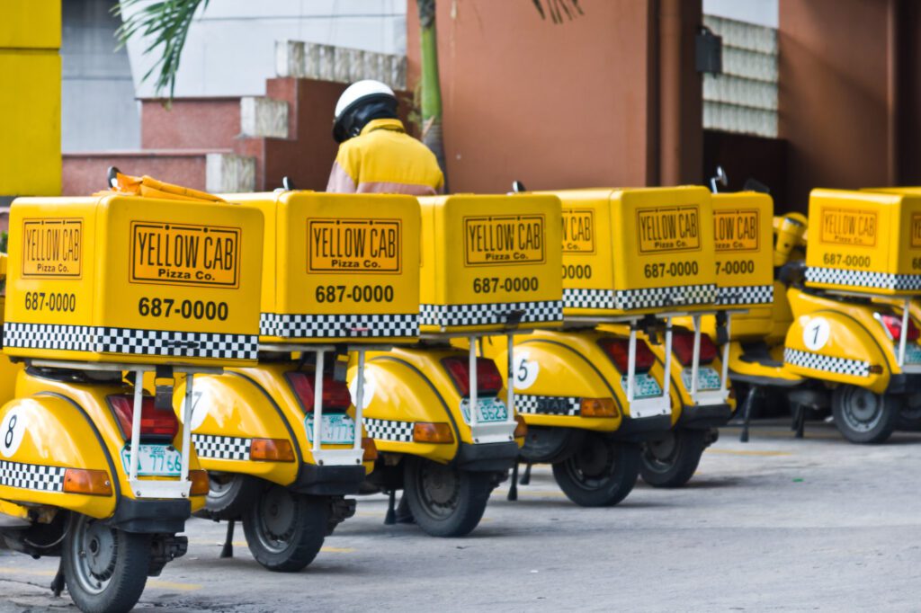 Vue d'une série de vélos-taxis.  Médias provenant de Wikipédia.