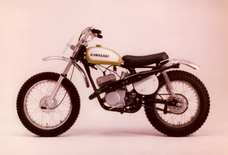 Le F21M de Kawaski a été le premier vélo vert citron que vous pouviez acheter.  Les coureurs d'usine n'étaient pas à vendre. 