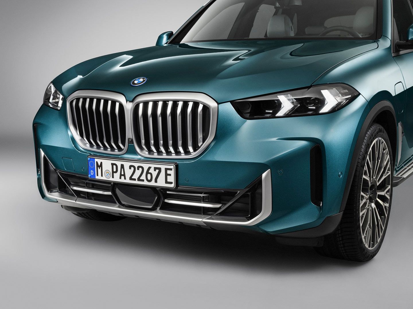 Le BMW X5 2024, comme de nombreux autres modèles de sa gamme, a des volets coulissants cachés derrière la calandre en forme de rein qui s'ouvrent et se ferment en fonction des besoins de la voiture en matière de circulation d'air vers le radiateur.