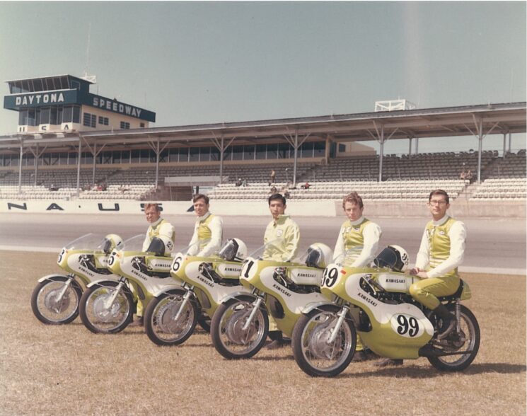 Daytona 1969 : 5 pilotes Kawasaki s'alignent avant la course. 