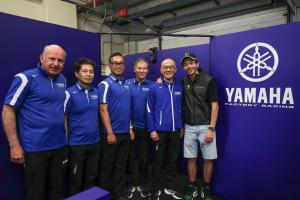 Valentino Rossi avec la direction de Yamaha, annonce de l'ambassadeur de la marque.