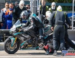 Moto Dunlop remporte la course RST Superbike pour egaler McGuinness