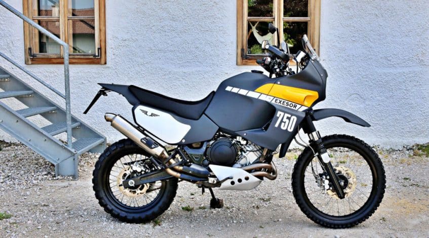 Moto PRET POUR LE RALLYE Yamaha XTZ750 par Exesor