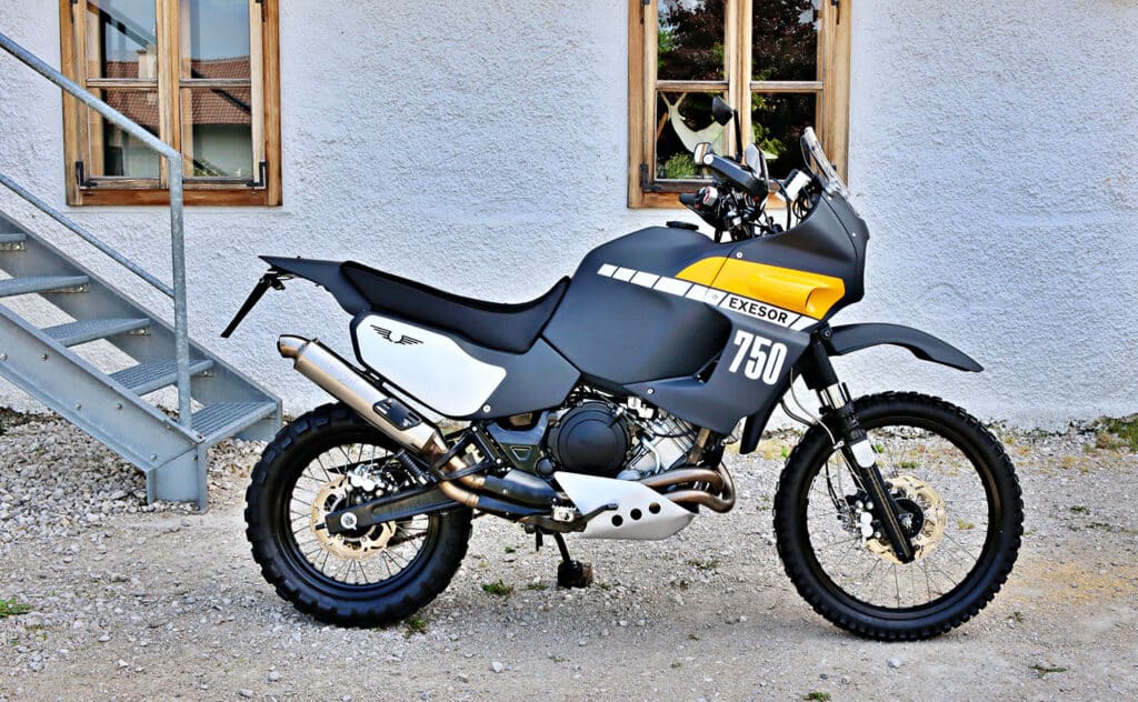 Moto-PRET-POUR-LE-RALLYE-Yamaha-XTZ750-par-Exesor